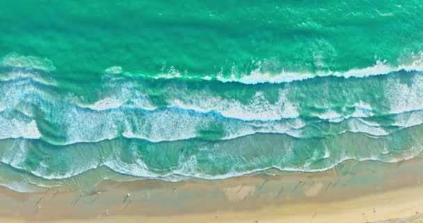 Luchtzichtgolf Golf Stroomde Naar Kust Landschappen Uitzicht Het Strand Turquoise — Stockvideo