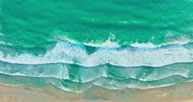 Hava görüntüsü dalgalar halinde sahile doğru sürüklendi. Sahildeki turkuaz deniz kumu ve dalga manzarası. Sahildeki deniz alanı. Yeşil deniz, Kata Sahili 'nde dalgalar, Phuket Tayland. 