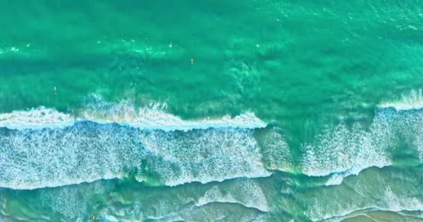 Hava Görüntüsü Dalgalar Halinde Sahile Doğru Sürüklendi Sahildeki Turkuaz Deniz — Stok video