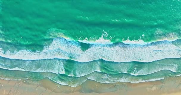 Hava Görüntüsü Dalgalar Halinde Sahile Doğru Sürüklendi Sahildeki Turkuaz Deniz — Stok video