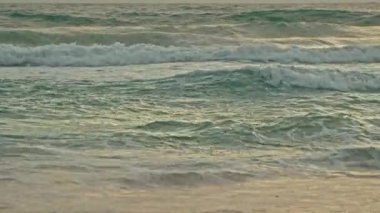 .Manzara dalgalar yavaşça dalgalanır, büyüleyici bir etki yaratır suyun koyu mavi-yeşil renkleri dalgaların beyaz köpüğüyle zıtlaşır yaz aylarında altın kum ve beyaz köpüklü su.