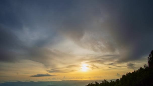 Время Истекло Красивый Закат Холме Среди Горного Хребта Заходящим Солнцем — стоковое видео