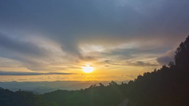 Lapso Tempo Pôr Sol Bonito Colina Entre Gama Montanhas Com — Vídeo de Stock