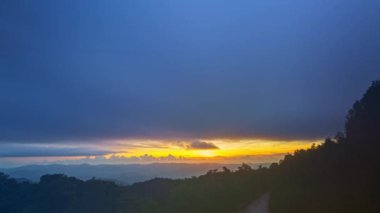 Phang Nga 'daki Phu Ta Jor' un yüksek zirvesinde güneş ışınları bulutların arasından gün batımında parlıyor...