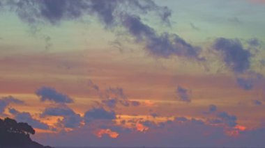 Zaman geçtikçe gökyüzünün güzelliği büyüleyici günbatımında sersemletici bulutlar gün batımında şekil ve renk değiştiriyor muhteşem günbatımı manzarası doğanın inanılmaz ışığı bulutlu arka plan..