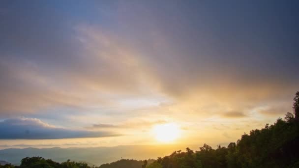 Время Истекает День Ночи Замечательный Лучи Солнца Светят Через Облака — стоковое видео