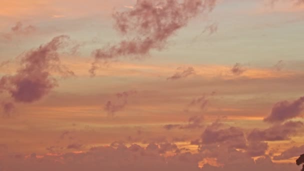 Időkiesés Szépsége Megbabonázta Lenyűgöző Naplementét Lenyűgöző Felhők Alakja Színe Változik — Stock videók