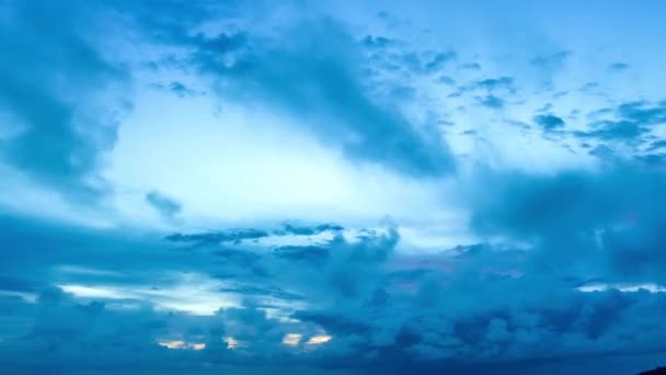 在蓝色的日出时分 在蓝色的天空中 在海洋上空 令人叹为观止的天空 美丽的天空 多彩的云彩笼罩着泰国的拉瓦伊海普吉岛 — 图库视频影像