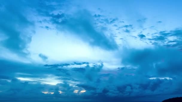 海の上の青い日の出に青空で動く空中ハイパーラウンドビュー素晴らしい雲 ラワイ海プーケットタイの島の上の景色の素晴らしい空のカラフルな雲 スキーテクスチャ — ストック動画