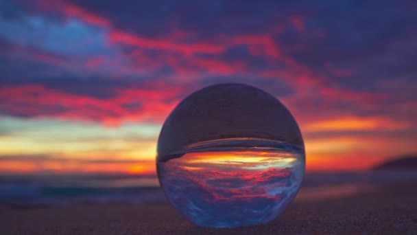 夕阳西下的天空 在沙滩上的水晶球里 — 图库视频影像