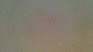 Kata plajındaki kumlu plajda hava manzarası.