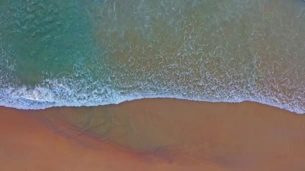 Kumlu Sahilde Yeşil Denizde Hava Manzaralı Beyaz Köpük Dalgaları — Stok video