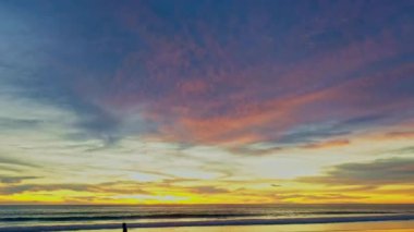 Zaman akıp gidiyor okyanusun üzerinde güzel bir günbatımı