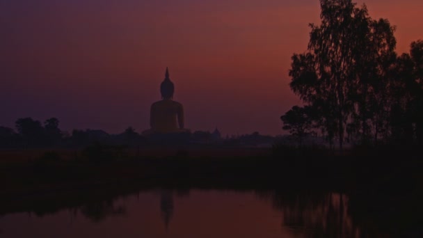 トワイライトで甘い空に大きな仏陀 — ストック動画