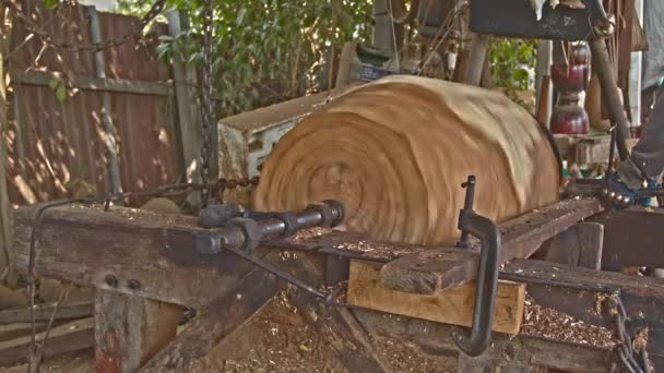 Ein Großes Stück Holz Wurde Geschärft — Stockvideo