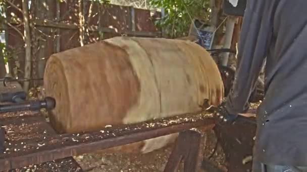 労働者は木の表面を彫るのに鋼鉄スパイクを使用します — ストック動画