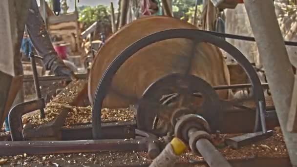 Pracownicy Używają Noży Rzemieślniczych Kształtowania Drewna Dużej Obrotowej Platformie Kształtowania — Wideo stockowe