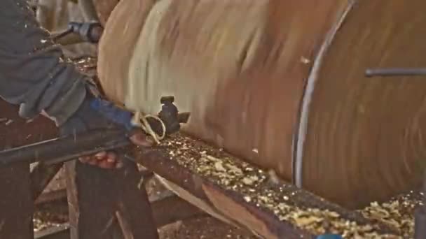 Arbetarna Använder Hantverksknivar För Att Forma Träet Stor Roterande Plattform — Stockvideo