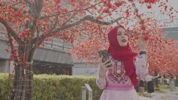 나무와 히잡을 귀여운 이슬람 그녀는 보인다 경치를 즐기는 그녀는 행복하게 — 비디오