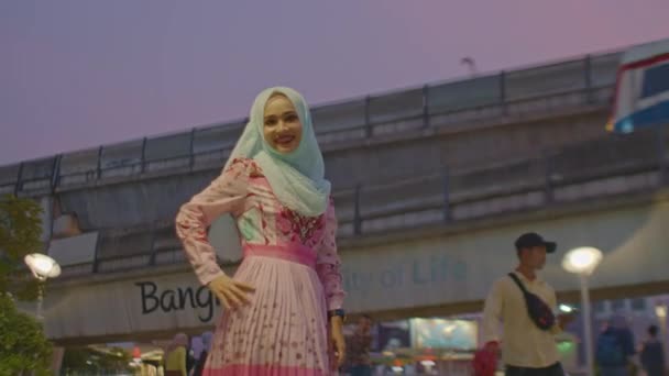 Μια Όμορφη Μουσουλμάνα Χαρά Ποζάρει Για Μια Φωτογραφία Ένα Skytrain — Αρχείο Βίντεο