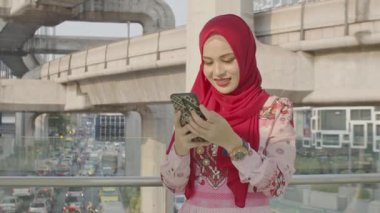 .Bangkok, Tayland-Şubat, 22: 2022: Güzel bir Müslüman kadın Bangkok 'un göbeğinde seyahat ederken gökyüzü treniyle fotoğraf çektirmek için mutlu bir şekilde poz veriyor. - Başkent Bangkok 'ta refah. gökyüzü treni 