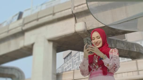 バンコク 2022年2月 美しいイスラム教徒の女性は バンコクの中心部を旅行しながらスカイトレインで写真を撮ります バンコクの首都の繁栄 スカイトレイン — ストック動画