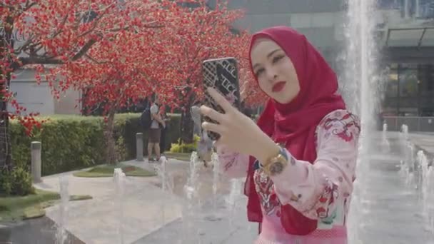 Söt Islamisk Kvinna Bär Röd Hijab Stående Selfie Med Fontän — Stockvideo