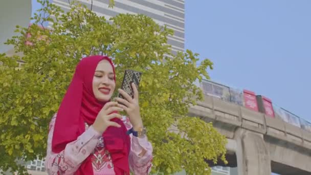 2022 아름다운 무슬림 여성은 행복하게 방콕의 중심부에 여행하는 스카이 트레인으로 — 비디오