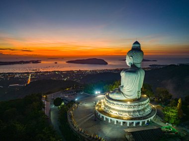 Sarı gökyüzü Phuket Büyük Buda 'nın tatlı günbatımında. Phuket Büyük Buda, Phuket Büyük Buda' nın 360 derecelik meşhur manzarasıdır. günbatımı arka planında turuncu gökyüzü