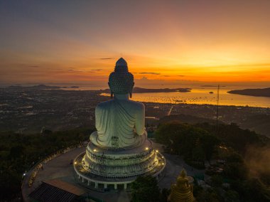 Gökyüzü manzarası Ufukta sarı ışık Phuket 'in önünde Büyük Buda