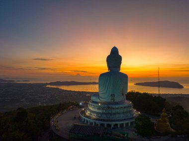 Phuket 'te gün doğumunda inanılmaz tatlı gökyüzü Büyük Buda.