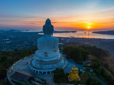 Hava manzarası Phuket 'in önünde gün doğumunda inanılmaz renkli gökyüzü Büyük Buda