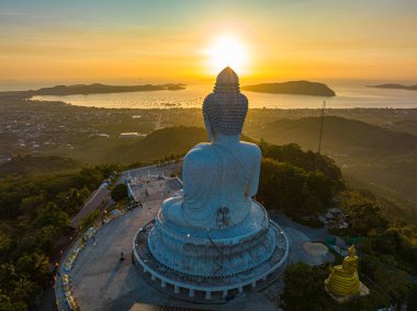 Gökyüzü manzarası Phuket 'in önünde sarı gün doğumu Büyük Buda