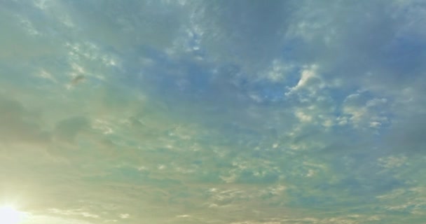 Białe Chmury Niebieskim Niebie Słońce Świeci Przez Nie Ptaki Latające — Wideo stockowe