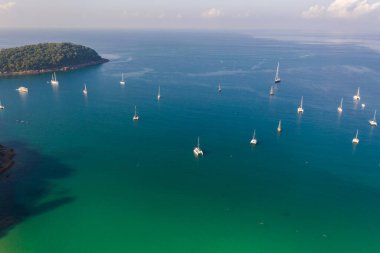 Nai Harn sahilinde yeşil denizin üzerinde güzel mavi gökyüzü..