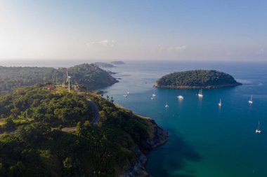 Nai Harn sahilinde yeşil denizin üzerinde güzel mavi gökyüzü..