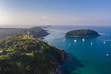 Nai Harn sahilinde yeşil denizin üzerinde güzel mavi gökyüzü..