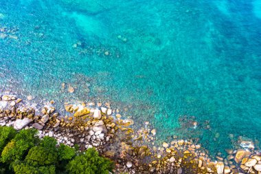 Hava manzaralı dalgalar sahilin yanındaki kayaya çarpıyor.