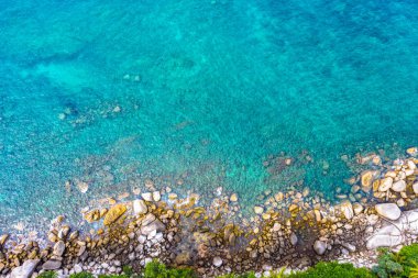 Hava manzaralı dalgalar sahilin yanındaki kayaya çarpıyor.