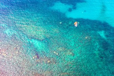 Hava manzaralı dalgalar sahilin yanındaki kayaya çarpıyor.