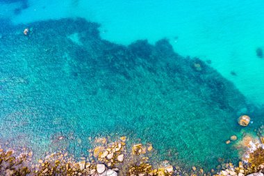 Hava manzaralı dalgalar sahilin yanındaki kayaya çarpıyor.