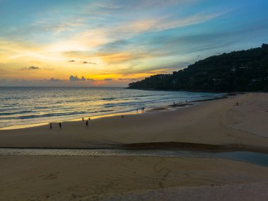 Karon sahilinde günbatımının romantik gökyüzünün yansıması