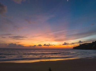 Karon sahilinde hava manzaralı romantik günbatımı. Soyut doğa arkaplanı