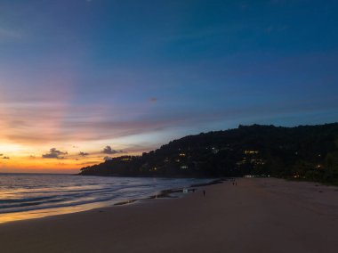 Karon sahilinde hava manzaralı romantik günbatımı. Soyut doğa arkaplanı