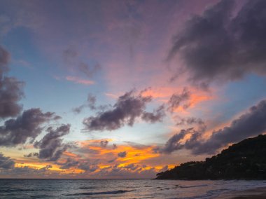 Okyanusun üzerindeki günbatımında inanılmaz renkli gökyüzü