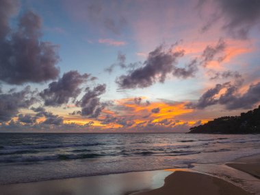 Okyanusun üzerindeki günbatımında inanılmaz renkli gökyüzü