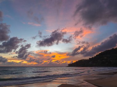 Okyanusun üzerindeki günbatımında inanılmaz renkli gökyüzü