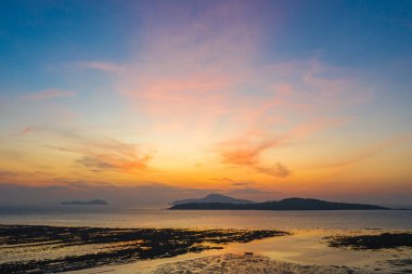 Okyanusun üzerinde gün doğumunda gökyüzü renkli bulut.