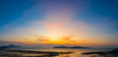 Okyanusun üzerinde gün doğumunda gökyüzü renkli bulut.