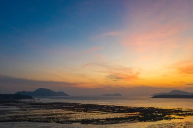 Okyanusun üzerinde gün doğumunda gökyüzü renkli bulut.
